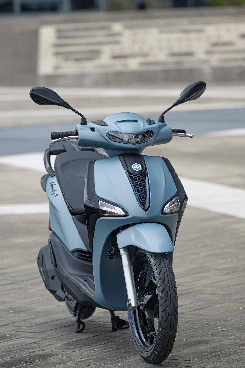 Piaggio Liberty S 125 MY2025 Blau Ardesia matt vorne rechts 05 Lifestyle